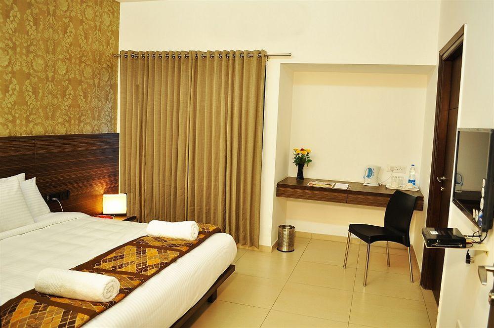 The Palazzo Hotel Hyderabad Bagian luar foto